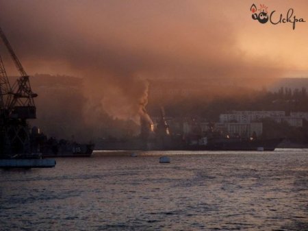 В Крыму загорелся корабль оккупантов. Видео