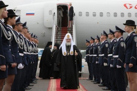 Патриарх Кирилл внушает россиянам: "Мы живем сегодня так богато, как никогда"