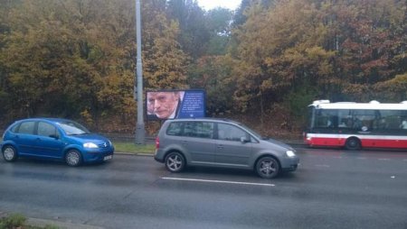 На улицах Праги Джемилев попрекает президента Чехии призывом смириться с аннексией Крыма. Фото