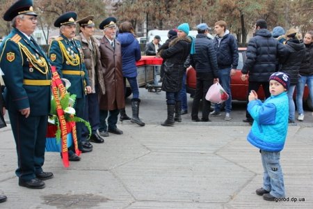 Парад посвященный "Великому октября" закончился бойней между "левыми" и "правыми"