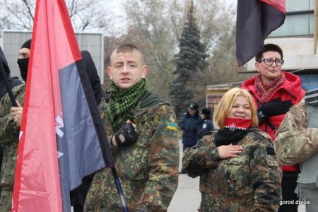 Парад посвященный "Великому октября" закончился бойней между "левыми" и "правыми"