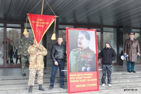 Парад посвященный "Великому октября" закончился бойней между "левыми" и "правыми"