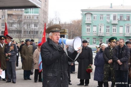 Парад посвященный "Великому октября" закончился бойней между "левыми" и "правыми"