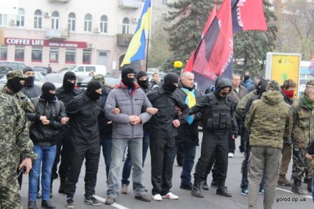 Парад посвященный "Великому октября" закончился бойней между "левыми" и "правыми" Парад посвященный "Великому октября" закончился бойней между "левыми" и "правыми"