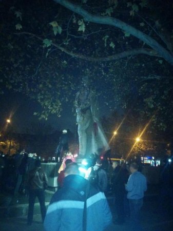 Активисты в Запорожье пытаются свалить памятник Ф.Дзержинскому