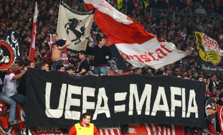 Голландские болельщики вывесили над стадионом флаг «УЕФА – Мафия»