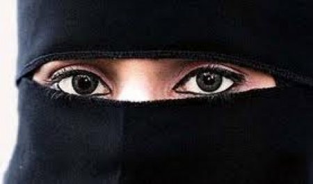 Саудовским женщинам без косметики будут давать водительские права