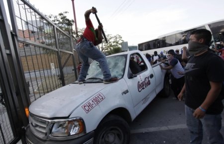 Массовые беспорядки в Мексике устроили мексиканские студенты. Фото