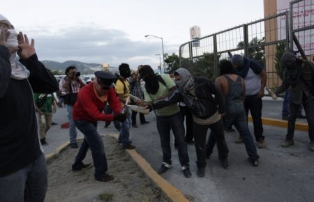 Массовые беспорядки в Мексике устроили мексиканские студенты. Фото
