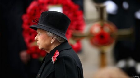 Королева Великобритании Елизавета II возглавила главную церемонию Дня памяти о погибших воинах