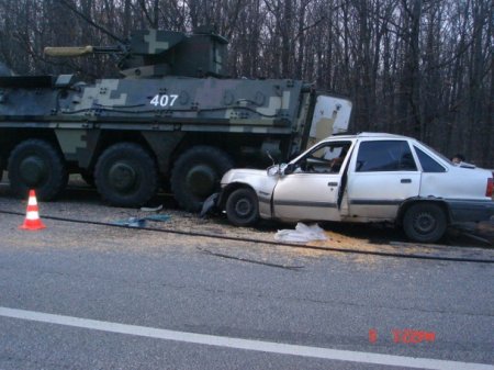 На автодороге Киев - Харьков легковушка столкнулась с БТР, есть погибшие