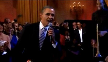 Президент США Барак Обама спел на концерте в честь военных