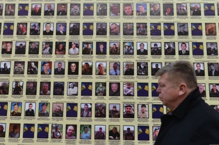 В Киеве появилась стена памяти бойцов, погибших в зоне АТО (ФОТО)