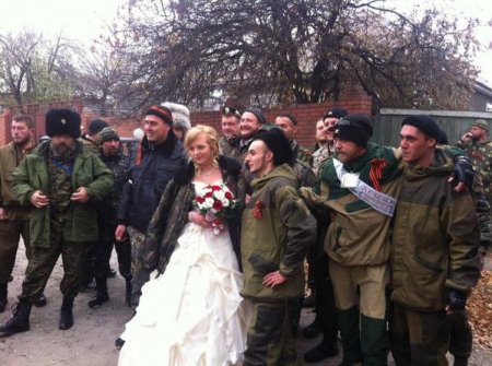 Боевики в Луганске отмечают свадьбы (Фото)