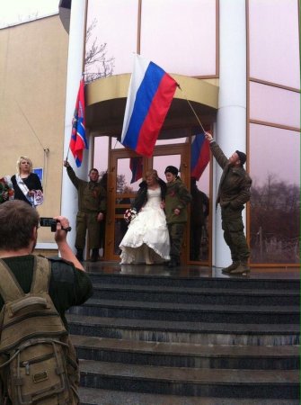 Боевики в Луганске отмечают свадьбы (Фото)