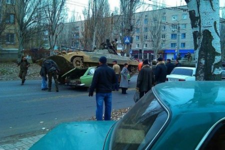 В Артемовске БМП раздавила «Москвич». Есть раненные (фото) В Артемовске БМП раздавила «Москвич». Есть раненные (фото)