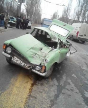 В Артемовске БМП раздавила «Москвич». Есть раненные (фото)