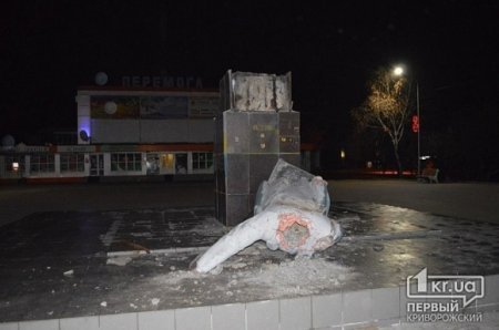 В Украине за одну ночь повалили четырех Ленинов
