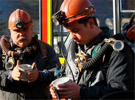 Спасатели вытащили людей из-под завалов в шахте в Луганской области