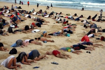 Автралийцы протестуют: более 400 человек зарыли свои головы в песок на пляже Бонди. Фото