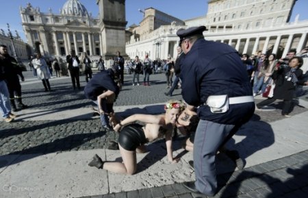 Активистки движения Femen в пятницу устроили акцию протеста на площади Святого Петра в Ватикане. Фото