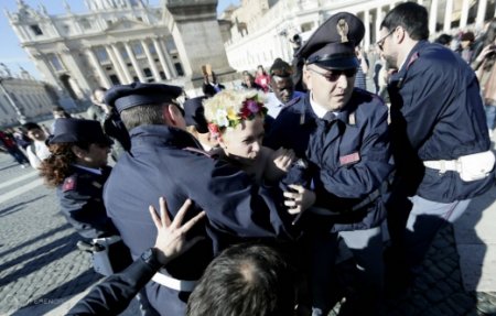 Активистки движения Femen в пятницу устроили акцию протеста на площади Святого Петра в Ватикане. Фото