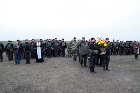 Погибшему под Славянском экипажу вертолета поставили памятный крест (Фото)