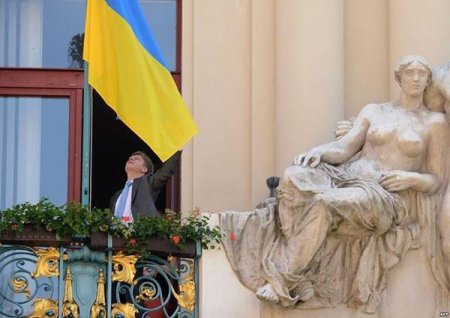 Над мэрией Праги вывесили флаг Украины Над мэрией Праги вывесили флаг Украины