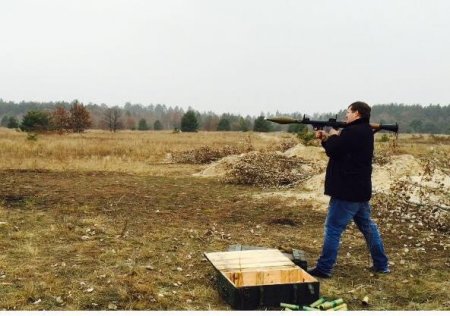 Депутат Рады Арьев упражнялся в "расстреле Путина" из всех видов оружия.(Фото)