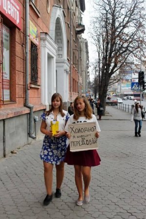 Холодно? А парням на передовой? (Фото) Холодно? А парням на передовой? (Фото)