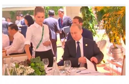 Путин обедал в гордом одиночестве в Австралии. Видео