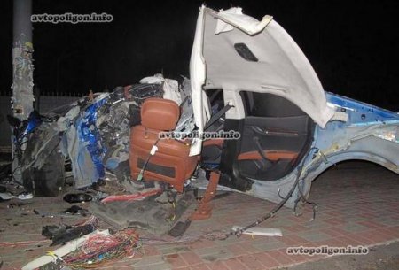 ДТП: В Киеве двух молодых парней на Maserati разорвало на части ДТП: В Киеве двух молодых парней на Maserati разорвало на части
