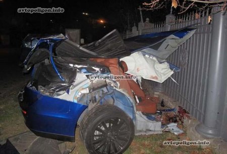 ДТП: В Киеве двух молодых парней на Maserati разорвало на части ДТП: В Киеве двух молодых парней на Maserati разорвало на части