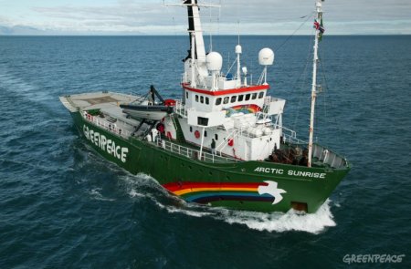 Активисты с корабля Artic Sunrise, который принадлежит организации Greenpeace, вновь подверглись нападению