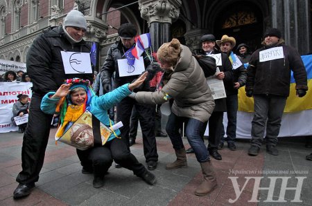 Под зданием НБУ "поиздевались" над украинской гривной. Фото Под зданием НБУ "поиздевались" над украинской гривной. Фото