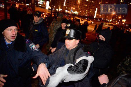 На стройке в Киеве милиция разбиралась с активистами и местными жителями. Фото
