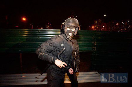 На стройке в Киеве милиция разбиралась с активистами и местными жителями. Фото