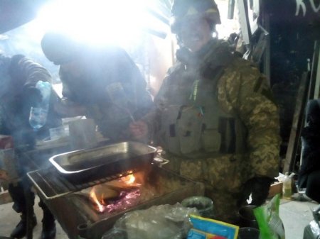Солдаты показали, как живут в блиндажах в зоне АТО (Фото, Видео)