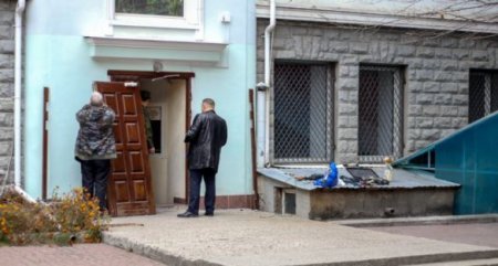 В Симферополе неизвестные ворвались в офис нардепа Сенченко