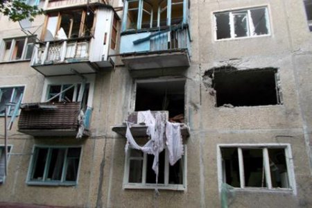 Жители Донецка готовятся к зиме: "Тяжело жить. Окна выбиты. Крыша дырявая". Видео