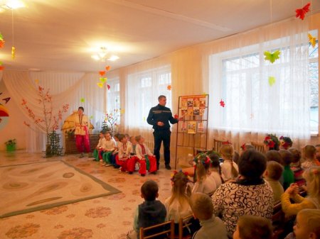 Днепродзержинские спасатели и воспитатели провели урок безопасности в детском саду (Фото)