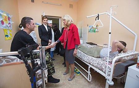 Жены Байдена и Порошенко посетили военный госпиталь