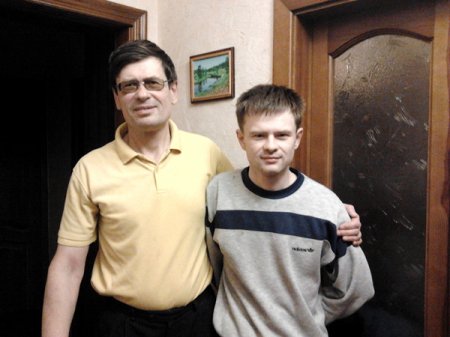 Чудом выжившие на Майдане отец и сын помогают бойцам АТО