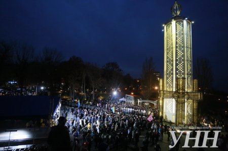Возле Мемориала жертв Голодоморов в Киеве прошла церемония памяти погибших в 1932-33 годах. Фото