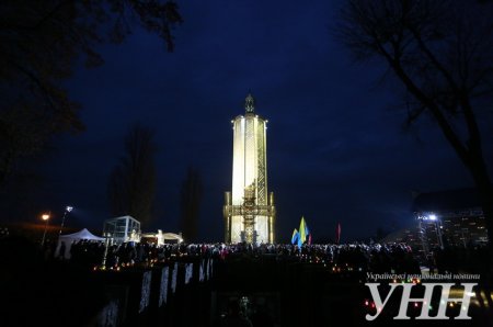Возле Мемориала жертв Голодоморов в Киеве прошла церемония памяти погибших в 1932-33 годах. Фото