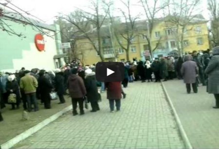 Донецкие жители выстроились в очередь за гуманитарной помощью (Видео)