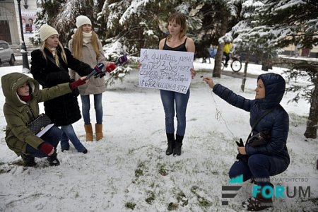 В Киева проходит фотофлешмоб в поддержку армии