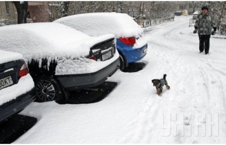 Киев от снега убирают более 4 тысяч коммунальщиков и около 260 единиц техники