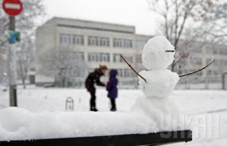 Киев от снега убирают более 4 тысяч коммунальщиков и около 260 единиц техники