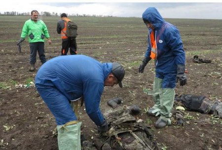 Останки украинских военнослужащих на Донбассе и подбитая техника. Фото